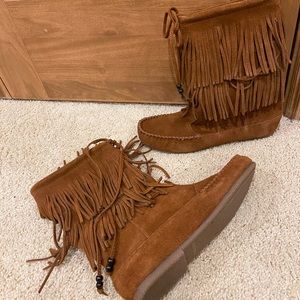 Minnetonka Fringe Boots (BRAND NEW)